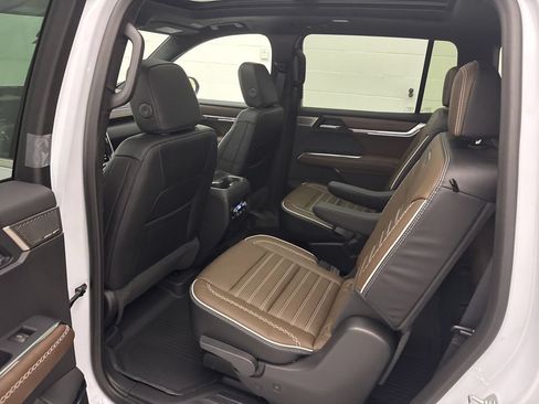 New 2026 GMC Acadia Denali Ultimate w/ LPO, All-Weather Package AWD/4WD image 65