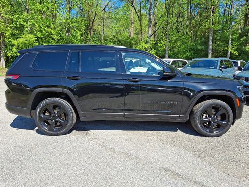 Used 2023 Jeep Grand Cherokee L Limited w/ Black Appearance Package AWD/4WD image 7