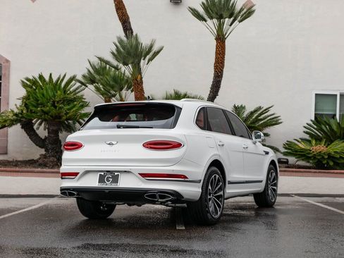 Used 2025 Bentley Bentayga image 3