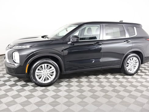 Used 2024 Mitsubishi Outlander ES image 9