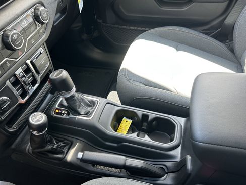 New 2025 Jeep Gladiator Sport image 39