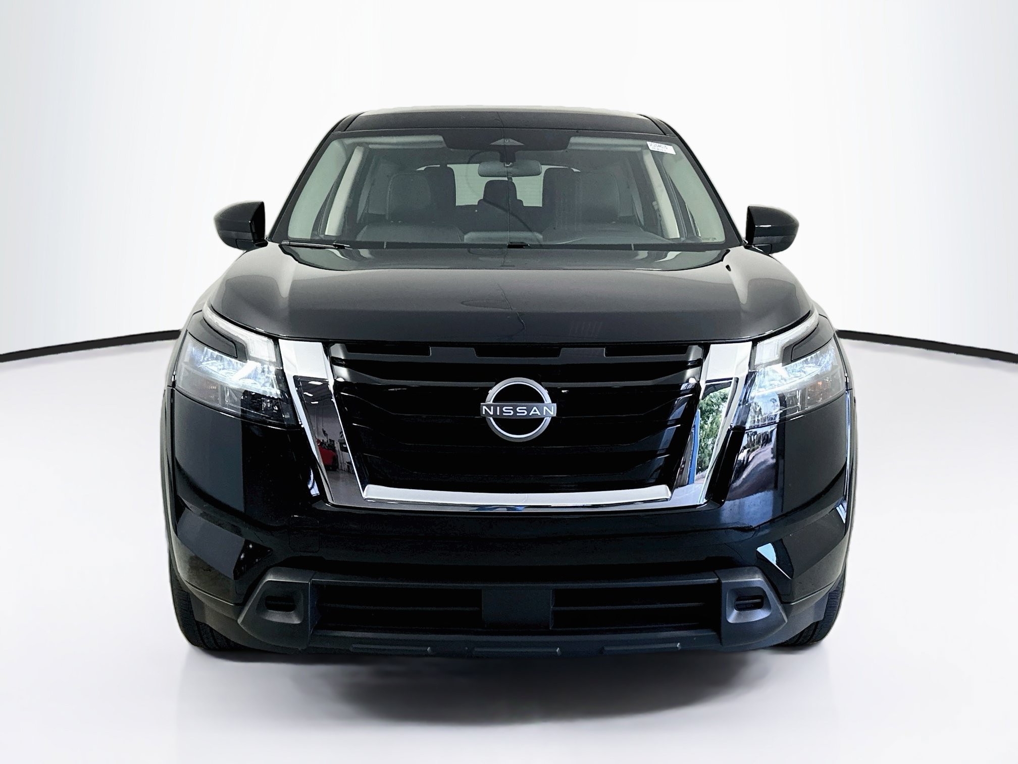 Used 2025 Nissan Pathfinder S FWD image 2