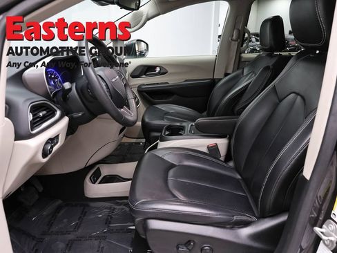 Used 2023 Chrysler Pacifica Touring-L FWD image 14