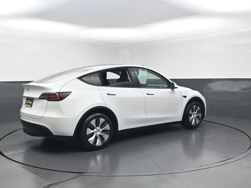 Used 2024 Tesla Model Y 2WD image 36