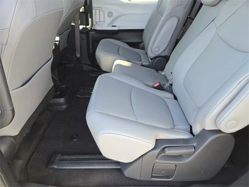 Used 2025 Toyota Sienna XLE image 13