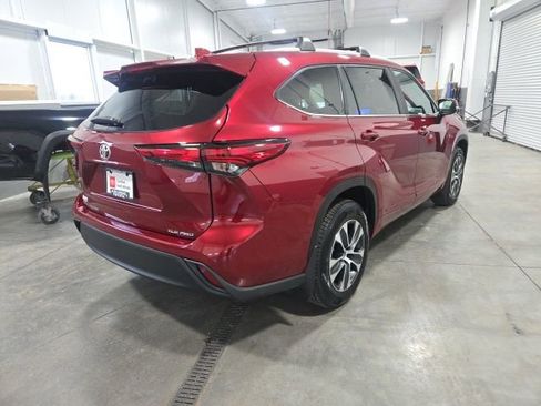 Used 2023 Toyota Highlander XLE image 6