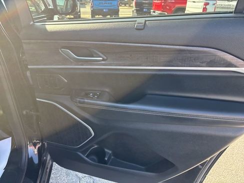 Used 2022 Jeep Grand Cherokee L Limited w/ Luxury Tech Group II image 39