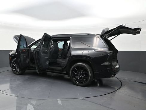 Used 2024 Chevrolet Traverse RS FWD image 28