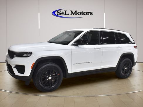 Used 2023 Jeep Grand Cherokee Laredo AWD/4WD image 3