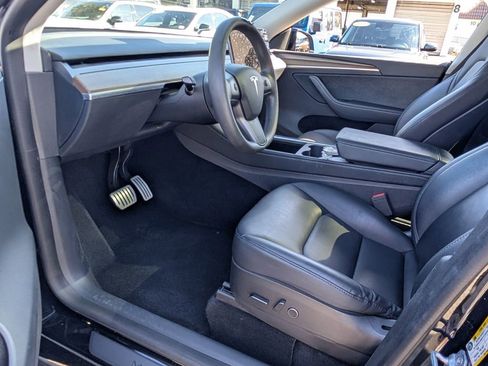 Used 2023 Tesla Model Y Performance image 11