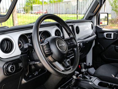 Used 2023 Jeep Gladiator Sport AWD/4WD image 19