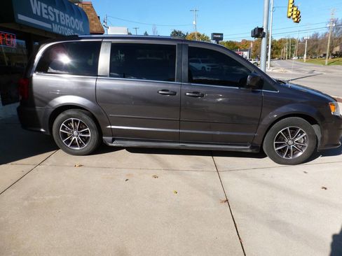 Used 2017 Dodge Grand Caravan SXT image 5