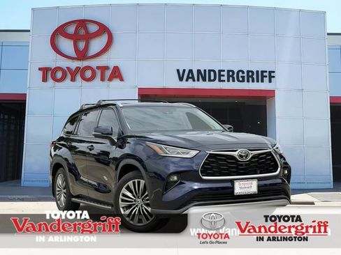 Used 2021 Toyota Highlander Platinum FWD image 1