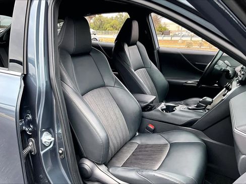 Used 2021 Toyota Venza XLE image 8