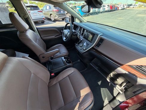 Used 2020 Toyota Sienna Limited Premium w/ Carpet Mat Package AWD/4WD image 13