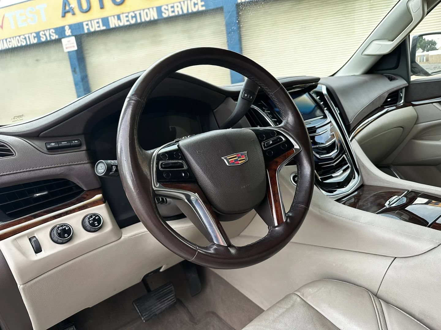 Used 2015 Cadillac Escalade Luxury AWD/4WD image 10