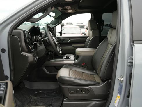 Used 2024 Chevrolet Silverado 2500 ZR2 w/ Technology Package image 22