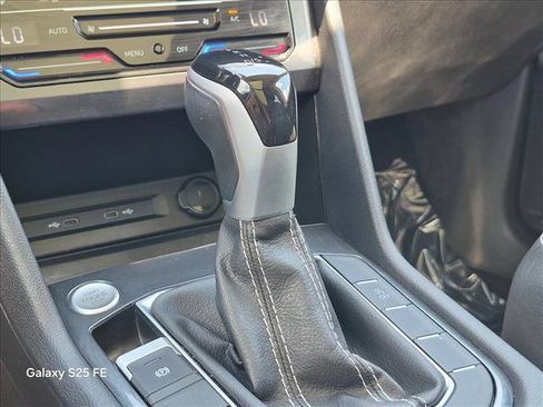 Used 2023 Volkswagen Tiguan SE w/ Panoramic Sunroof Package FWD image 12