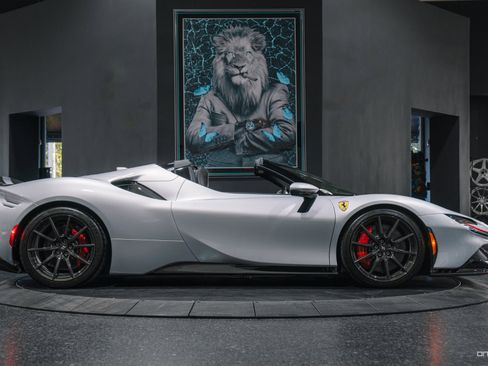 Used 2022 Ferrari SF90 Spider image 24