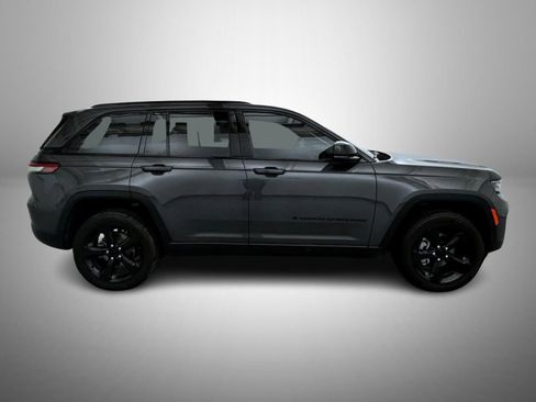 Certified 2023 Jeep Grand Cherokee Altitude image 4