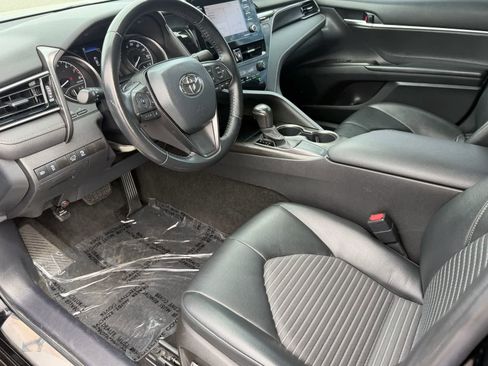 Used 2021 Toyota Camry SE w/ Carpet Mat Package (TMS) FWD image 2
