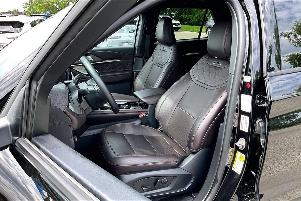 Used 2025 Ford Explorer Platinum w/ LUX Leather Package AWD/4WD image 33