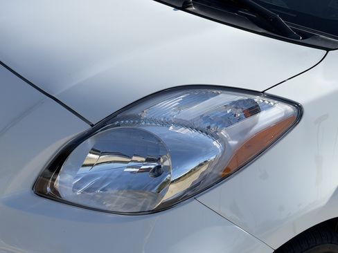 Used 2010 Toyota Yaris 4-Door Hatchback image 8