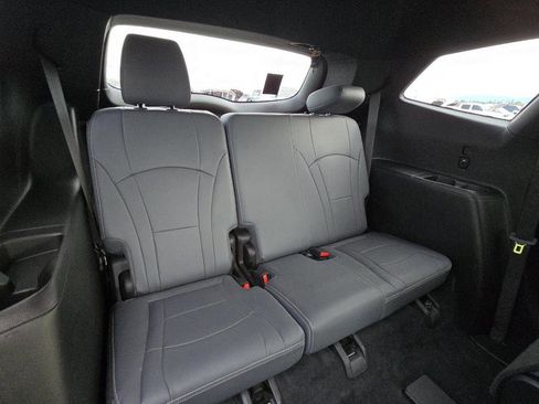 Used 2023 Buick Enclave Essence image 7