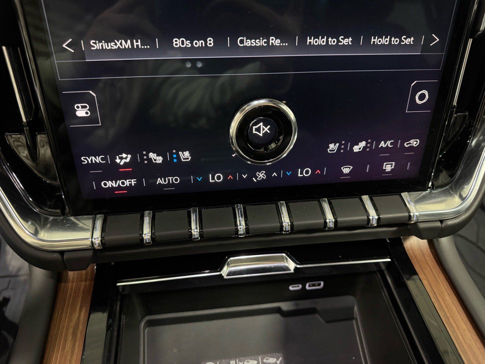 Used 2025 GMC Yukon XL Denali w/ Sun & Power Step Package AWD/4WD image 24