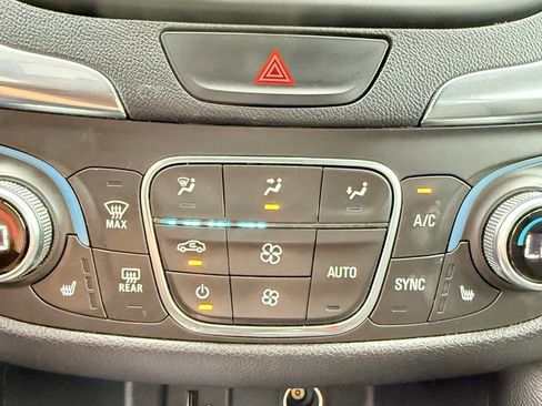 Used 2018 Chevrolet Equinox LT image 30