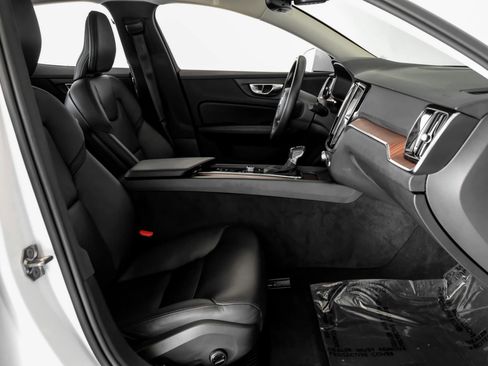 Used 2020 Volvo S60 T5 Momentum image 29