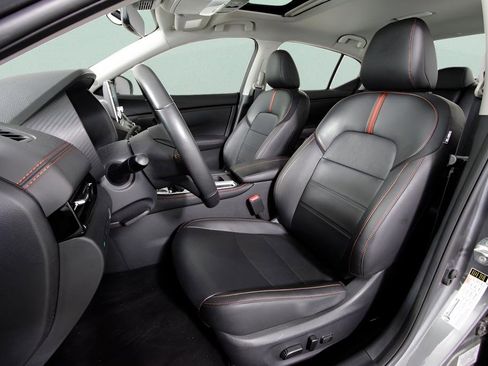 Used 2025 Nissan Sentra SR w/ SR Premium Package image 12