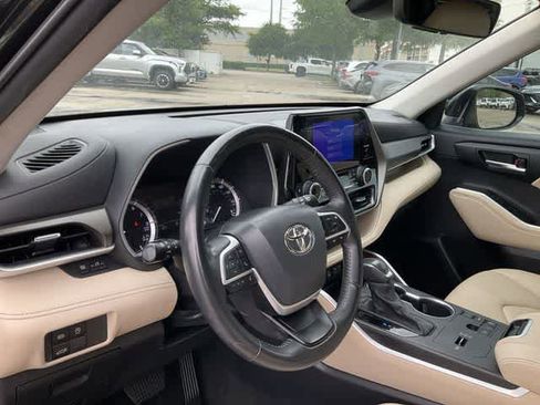 Used 2023 Toyota Highlander XLE FWD image 10