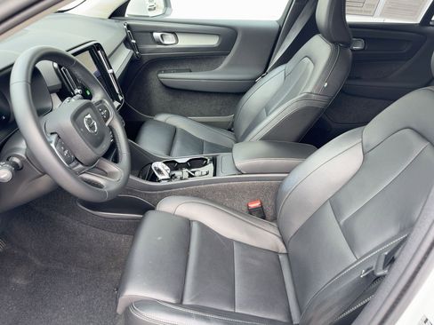 Certified 2025 Volvo XC40 B5 Plus image 5