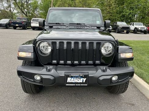 Used 2022 Jeep Wrangler Unlimited Sahara AWD/4WD image 3