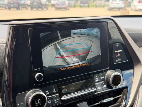 Used 2023 Toyota Highlander LE FWD image 31