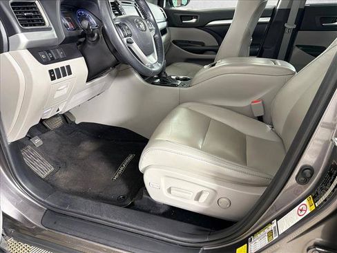 Used 2019 Toyota Highlander XLE FWD image 11