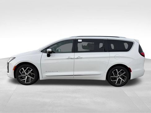 New 2027 Chrysler Pacifica Pinnacle w/ Theater Group FWD image 2