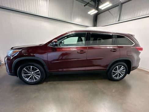 Used 2019 Toyota Highlander XLE w/ Carpet Mat Package (TMS) AWD/4WD image 2