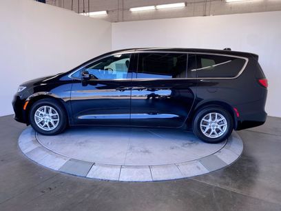 Used 2025 Chrysler Pacifica Select