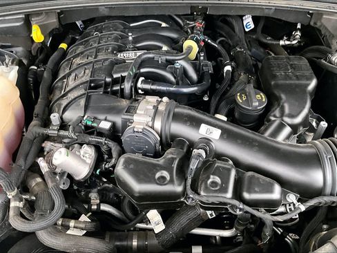 Used 2025 Jeep Grand Cherokee Altitude RWD image 32