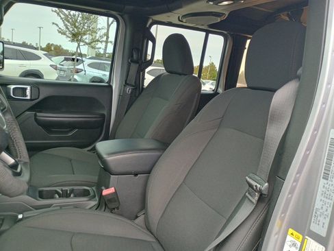 Used 2018 Jeep Wrangler Unlimited Sport image 13