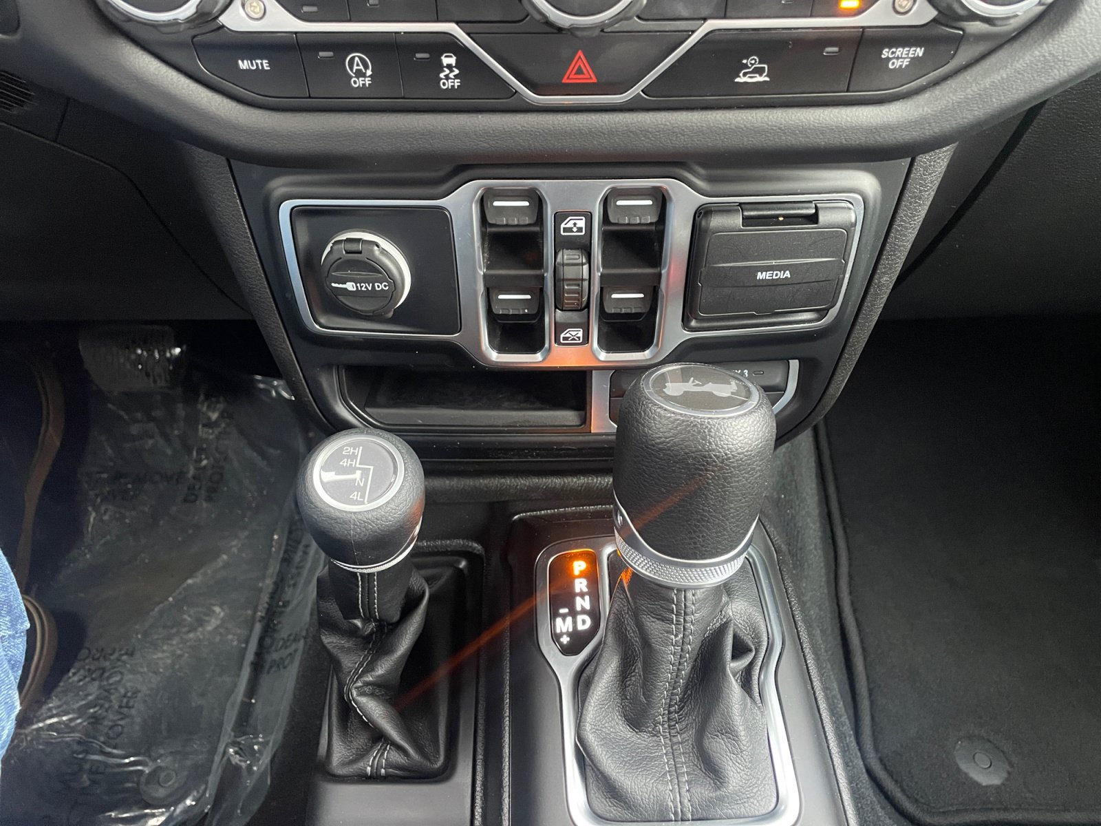 Used 2024 Jeep Wrangler Unlimited Sahara AWD/4WD image 27