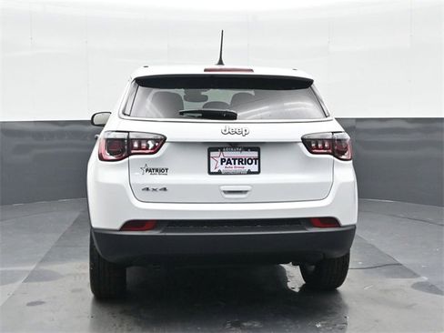 Used 2025 Jeep Compass Sport image 3