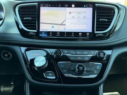 Used 2023 Chrysler Pacifica Limited w/ Uconnect Theater Family Group image 18