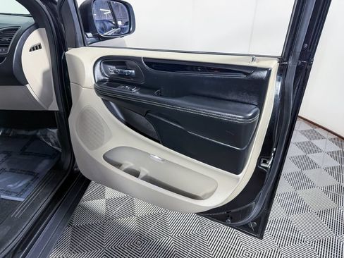 Used 2019 Dodge Grand Caravan SXT FWD image 37