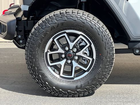 Certified 2025 Jeep Gladiator Rubicon image 27