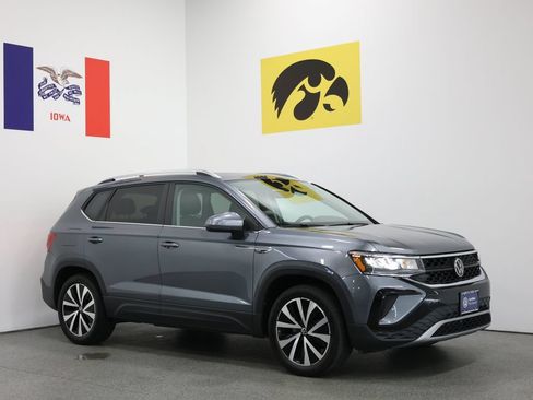 Certified 2023 Volkswagen Taos SE w/ Panoramic Sunroof Package AWD/4WD image 1
