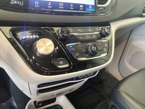 Used 2024 Chrysler Pacifica Touring-L image 37