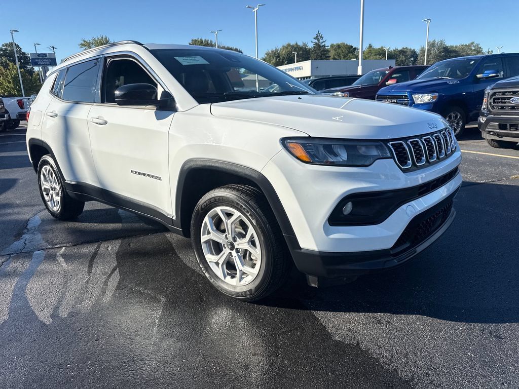 Used 2025 Jeep Compass Latitude AWD/4WD image 4